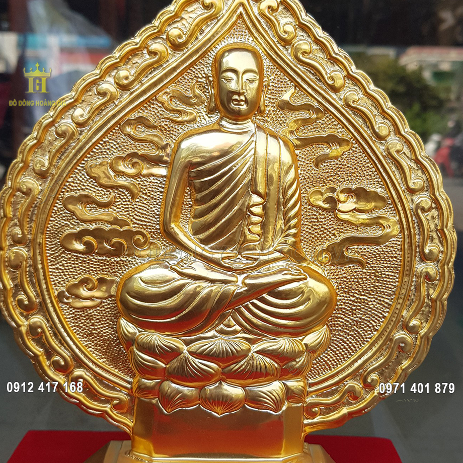 Phật hoàng Trần Nhân Tông ngồi theo thế kiết già trên tòa hoa sen vô cùng đẹp